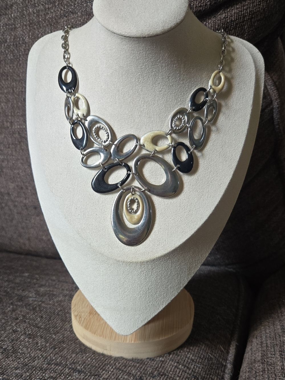 Vintage NY Y2k Creamy White And Navy Enamel With Silver Oval Discs Necklace 💫